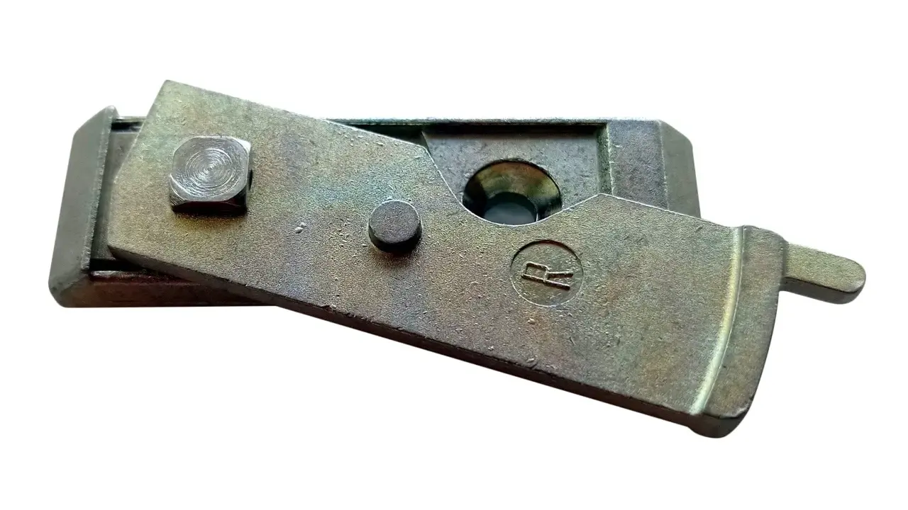 Metallteil mit Schraube und Hebel, Teil einer Fehlbedienungssperre für Fenster.