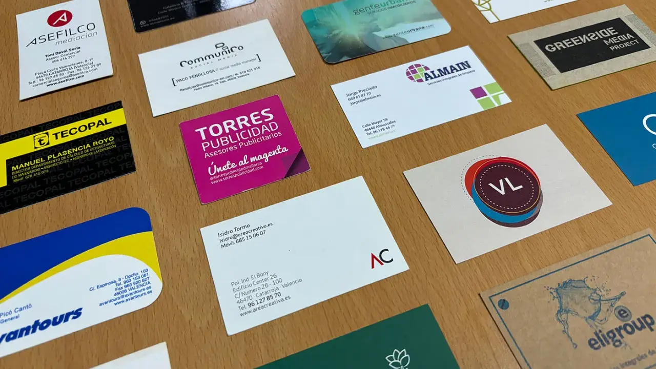 Varias tarjetas de visita de diferentes empresas, con diseños y colores llamativos. Un ejemplo es el papel para tarjetas de visita de "ASEFILCO mediación".