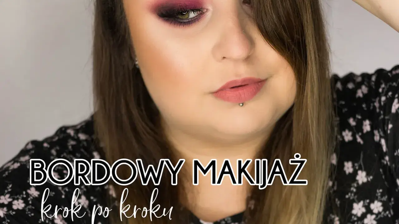 Kobieta z wyrazistym makijażem oka w odcieniu burgundowym. Tekst "BORDOWY MAKIJAŻ krok po kroku" sugeruje tutorial.