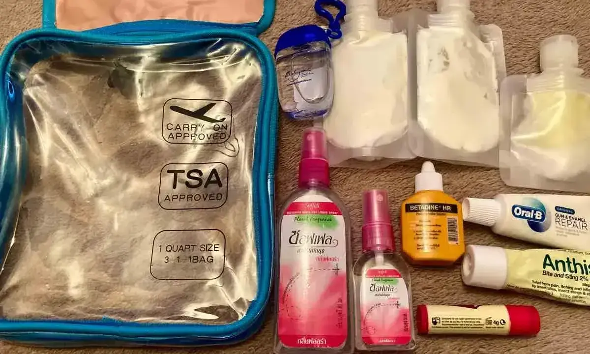 Przezroczysta kosmetyczka TSA z płynami i kosmetykami do podróży.