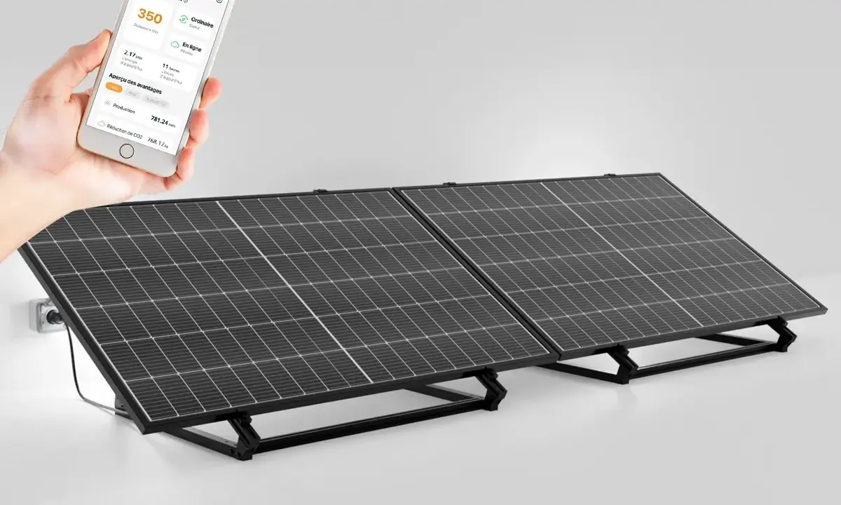 Installation facile d'un panneau solaire plug and play. Une main tient un smartphone affichant les données de production et les avantages écologiques.