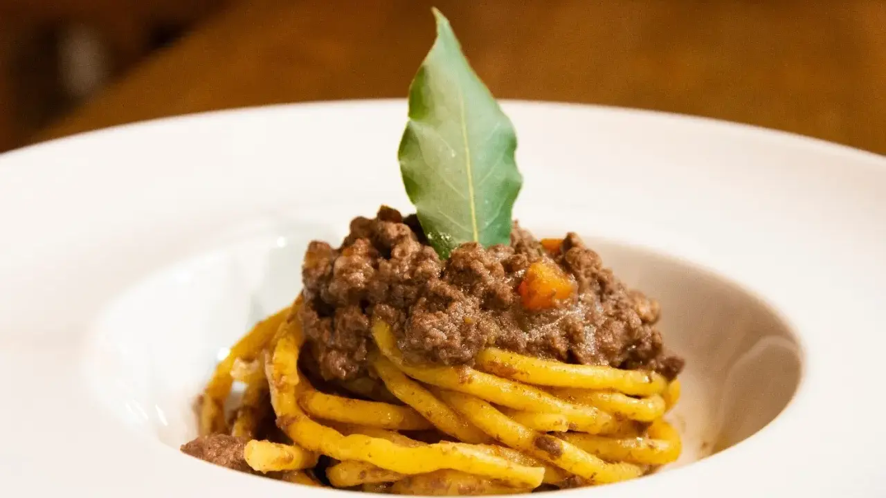 Pasta con ragù di carne, un classico da provare se ti chiedi cosa mangiare a Vicenza.