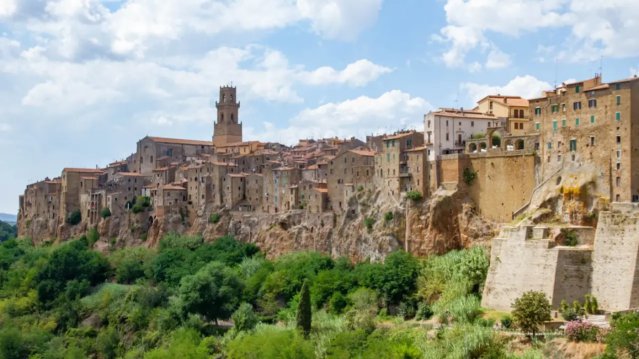 Un suggestivo tour della Maremma: Pitigliano, la "Piccola Gerusalemme", arroccata su una rupe tufacea, domina il paesaggio verdeggiante.