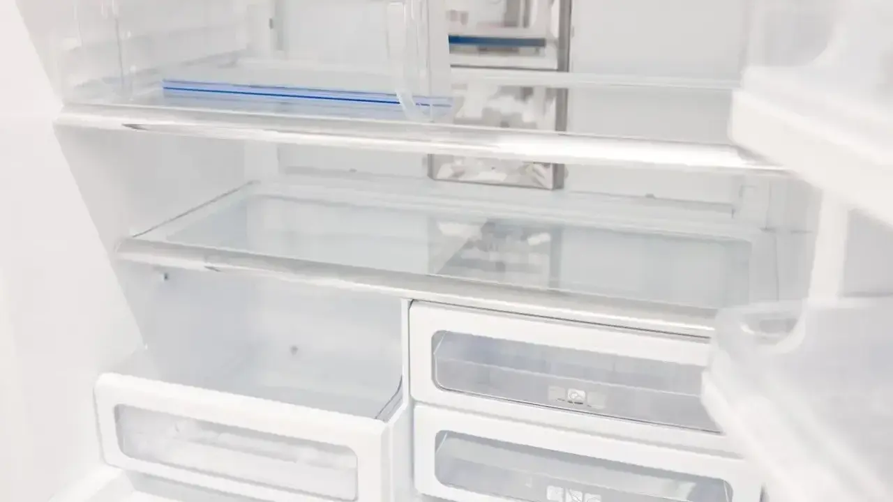 Puste półki i szuflady lodówki No Frost. Zastanawiasz się, ile trwa rozmrażanie lodówki no frost? Zazwyczaj nie wymaga ono długiego czekania.