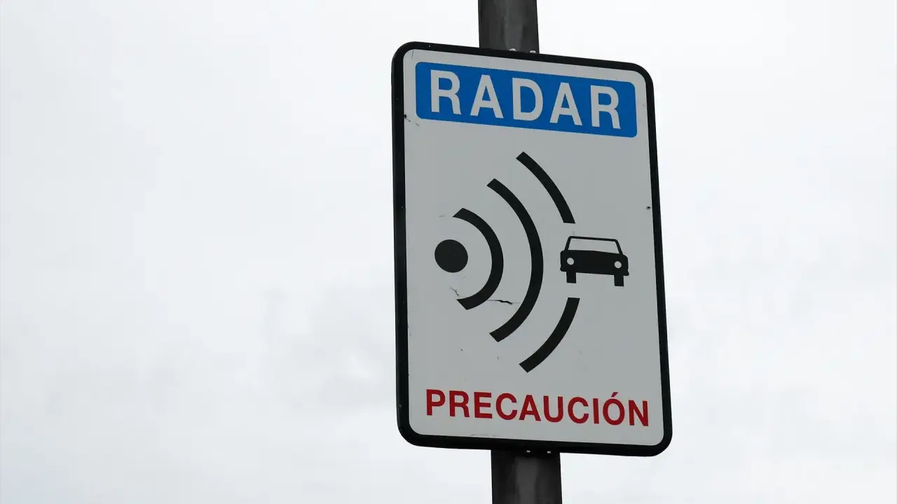 Señal de radar con un coche y ondas, indicando un adelanto de la regla de precaución.