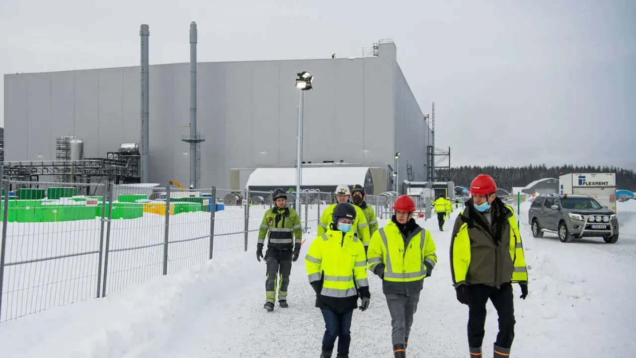 Arbeiter inspizieren eine Anlage für erneuerbare energie schweden im Schnee.