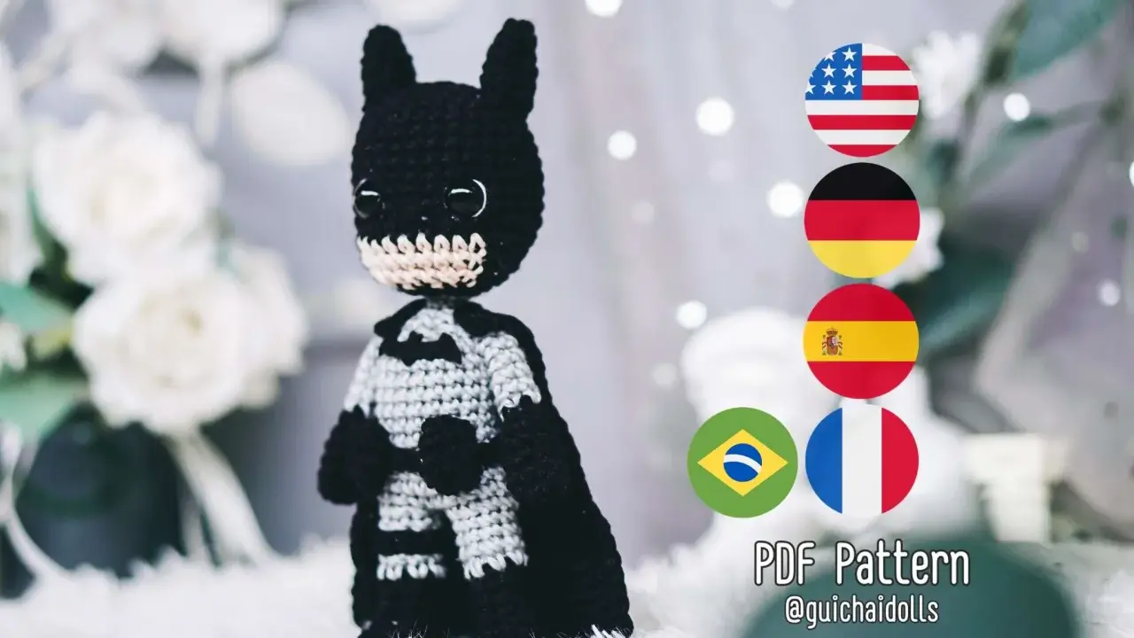 Adorable batman amigurumi con capa y antifaz. Patrón PDF disponible en varios idiomas.