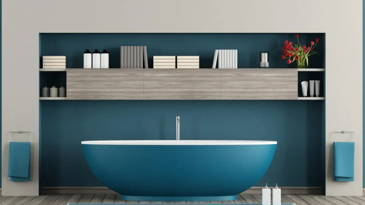 Un moderno bagno azzurro con vasca centrale, mensole piene di libri e flaconi, e due asciugamani blu appesi.
