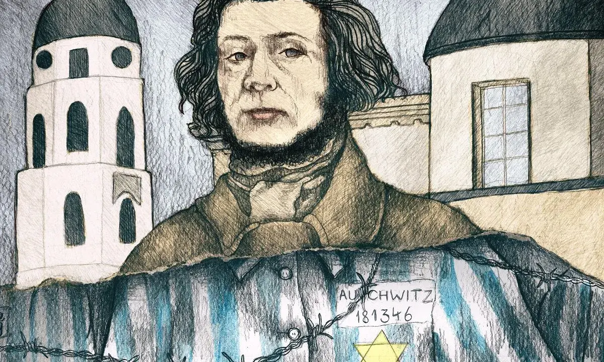 Wajdelota w pasiastej koszuli z numerem obozu Auschwitz i gwiazdą Dawida, na tle budynków przypominających kościoły.