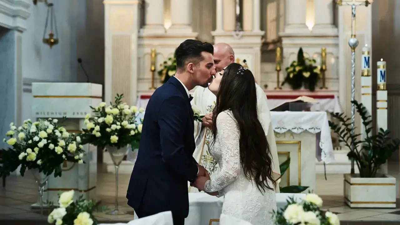 Para młoda całuje się podczas ślubu kościelnego. Czy wdowiec może wziąć ślub kościelny? Tak, jeśli jego poprzednie małżeństwo zostało unieważnione.