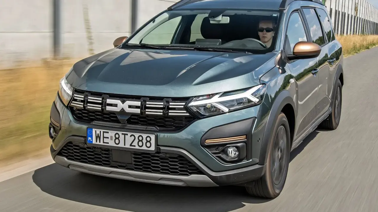 Zielony Dacia Jogger w ruchu drogowym. Sprawdź atrakcyjną dacia jogger cena i wybierz swój wymarzony model.