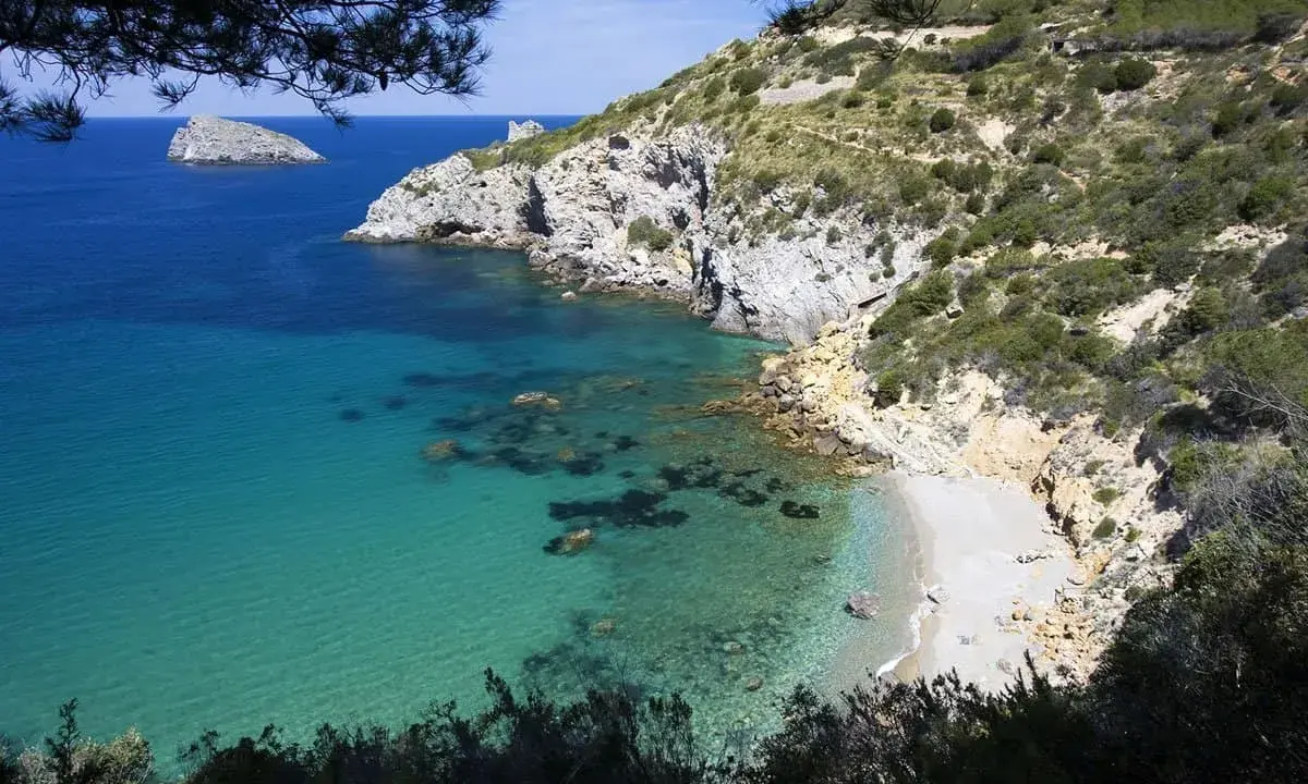 La cala del gesso, Monte Argentario, offre acque cristalline e una spiaggia appartata tra rocce e macchia mediterranea.