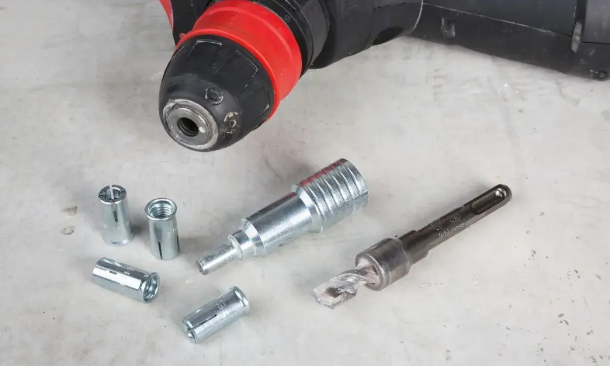 Outils pour retirer cheville à frapper béton : burin, mandrin et chevilles.