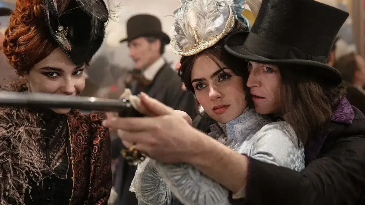 Una donna con un cappello piumato punta una pistola, protetta da un uomo con un cilindro. Un'altra donna con un cappello decorato sorride. Un momento intenso da "Dracula a love tale".