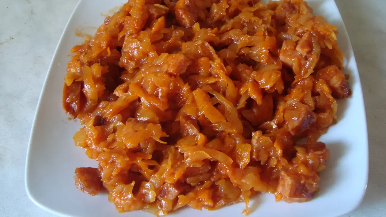 Pyszny bigos z cukinii z kawałkami kiełbasy, duszony do miękkości.