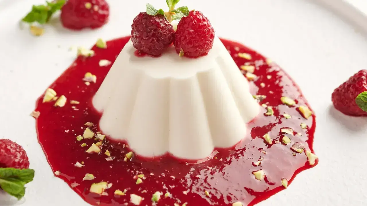 Panna cotta z malinami i pistacjami. Idealny deser, gdy szukasz prostego panna cotta przepis.