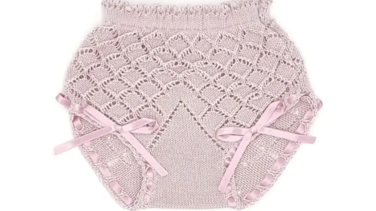 Patrón braguita bebé de punto rosa maquillaje con calados y lazos de satén. Ideal para crear prendas delicadas.