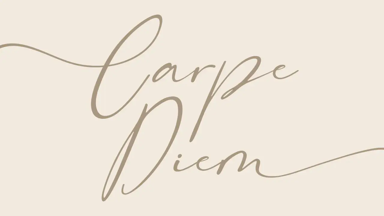 Napis "Carpe Diem" wykonany elegancką, beżową kursywą na jasnym tle.