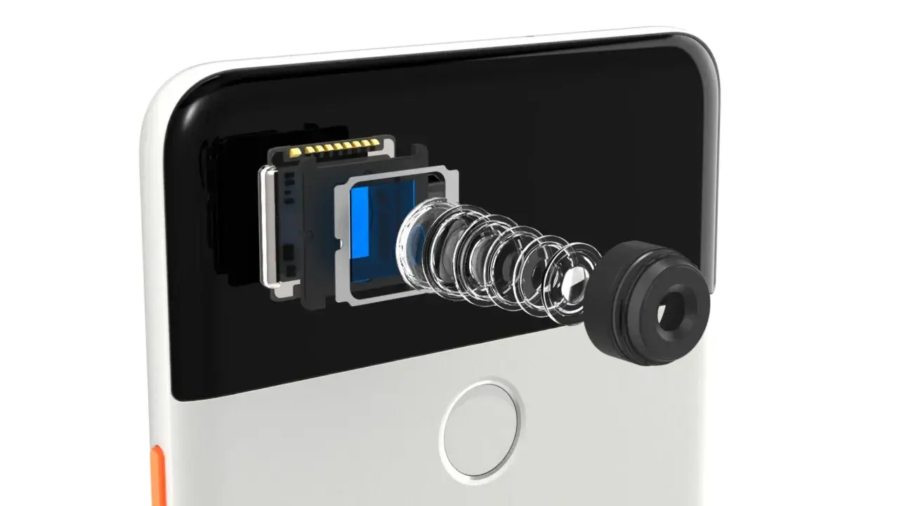 Rozłożony moduł aparatu w telefonie: soczewki, matryca aparatu w telefonie i elementy elektroniczne.