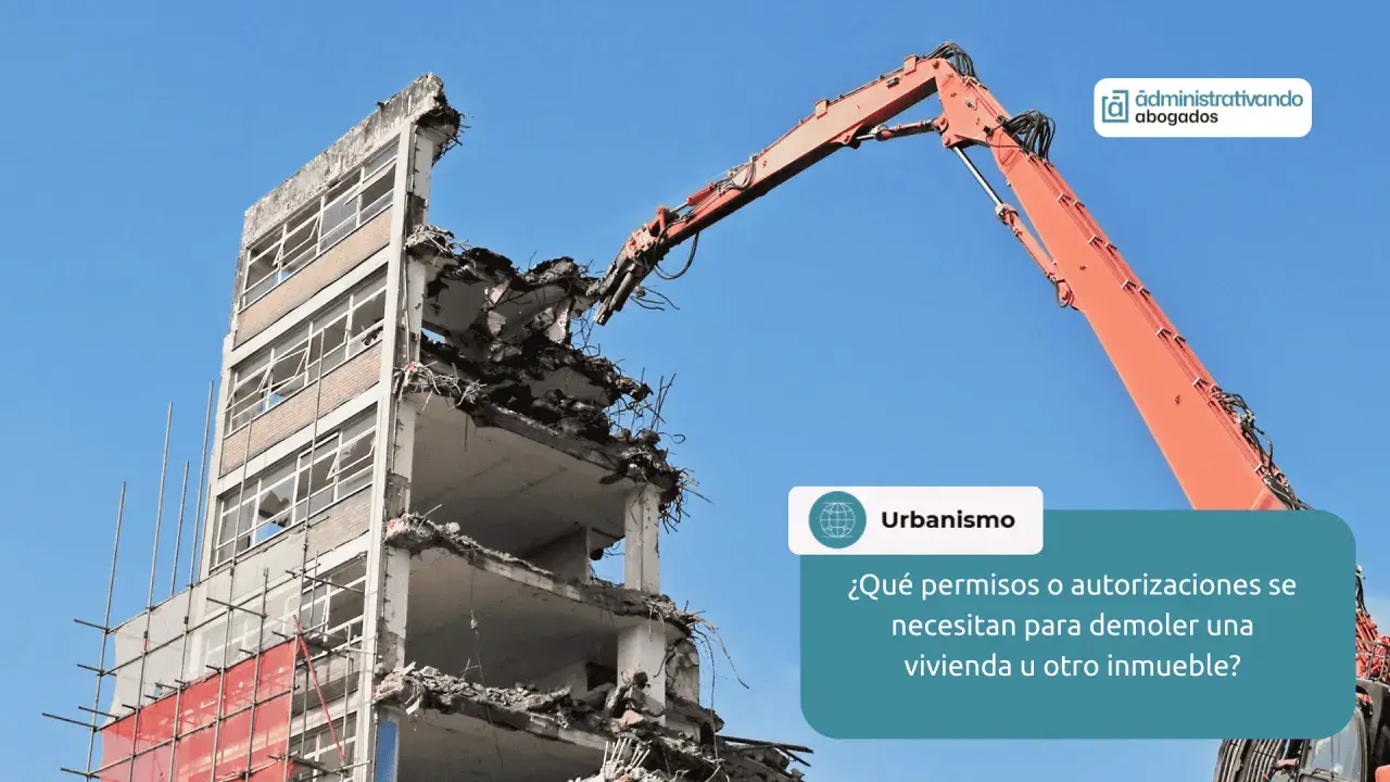 Grúa naranja realiza demoliciones de edificios. Se pregunta sobre permisos para demoler inmuebles.