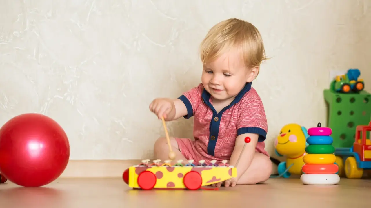 Roczniak: Bezpieczne zabawy sensoryczne w domu? Odkryj proste DIY!