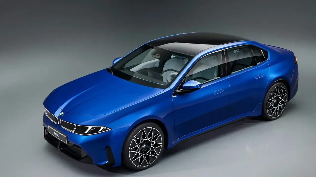 Blauer BMW i3 Neue Klasse Limousine mit schwarzem Dach und futuristischen Felgen.