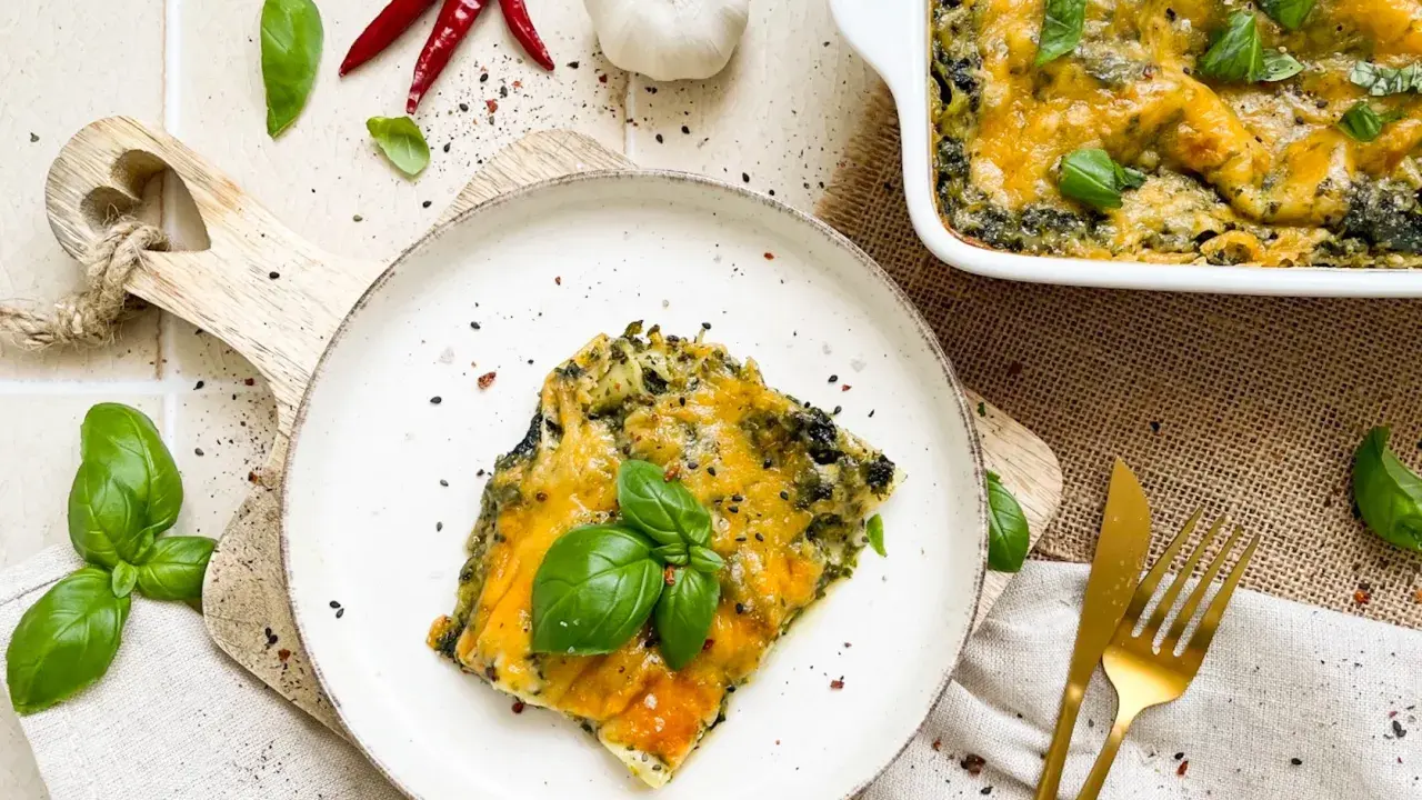 Herzhaftes Spinatlasagne Rezept mit geschmolzenem Käse, frischem Basilikum, Chili und Knoblauch. Ein Genuss für jeden Tag!