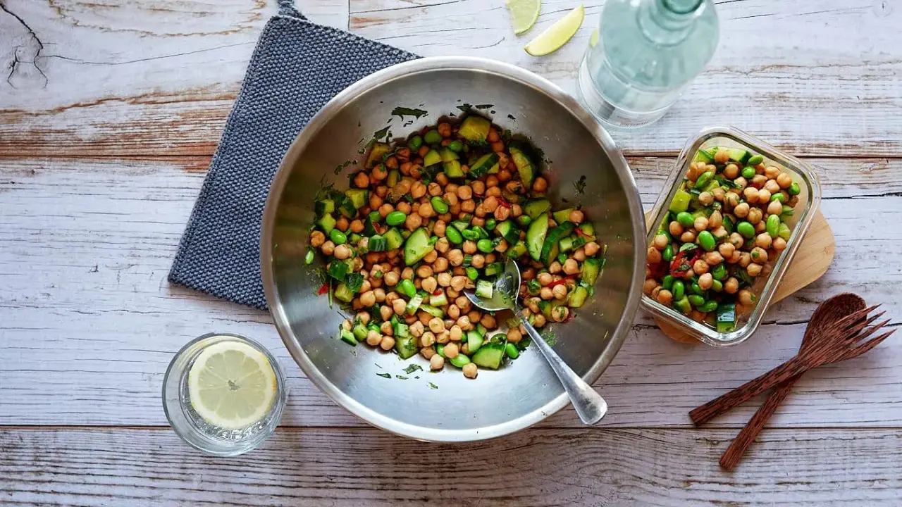 Frischer Kichererbsen Salat mit Gurken und Edamame in einer Schüssel, bereit zum Servieren.