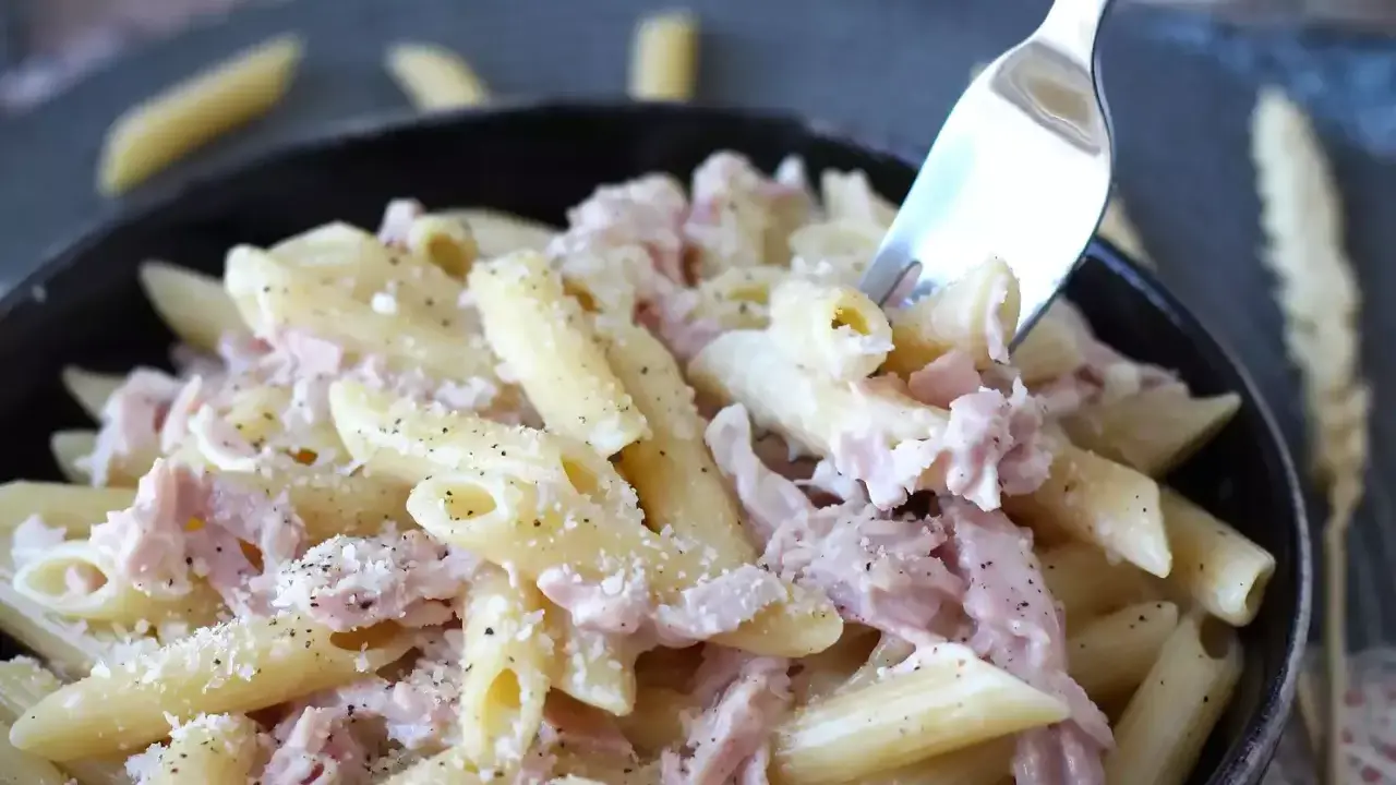 Pasta panna e prosciutto: ricetta cremosa, veloce e infallibile
