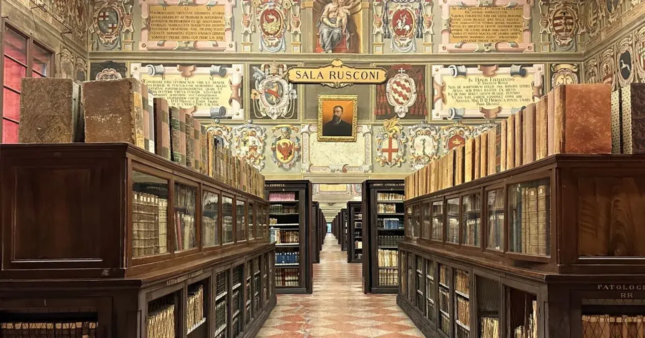 Wnętrze biblioteki, gdzie znajdują się zabytkowe księgi, przypomina o bogatej historii najstarszego uniwersytetu na świecie.