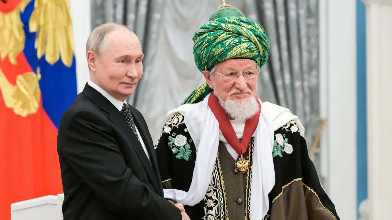 Putin trifft einen Geistlichen mit grünem Turban. Die Begegnung unterstreicht die Bedeutung des Islam in Russlands Außenpolitik.