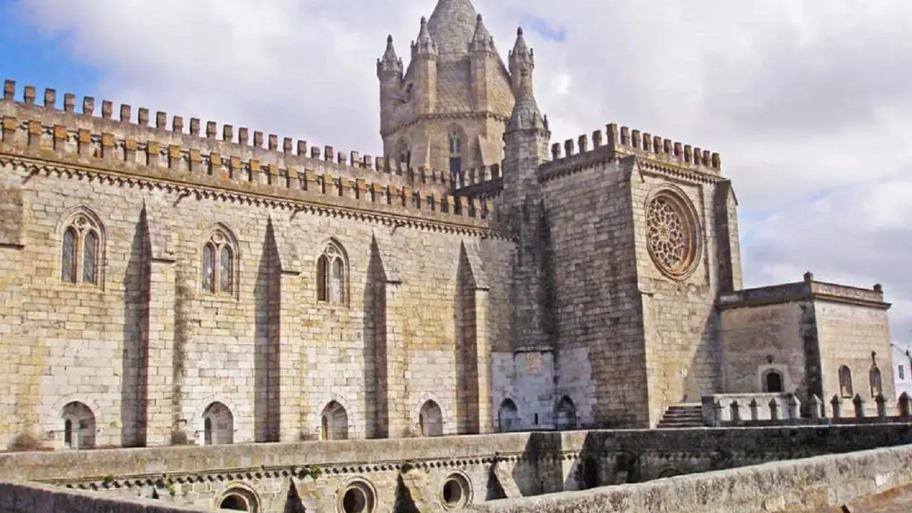 Die Kathedrale von Évora, eine der bedeutendsten Sehenswürdigkeiten, thront majestätisch unter einem Wolkenhimmel.