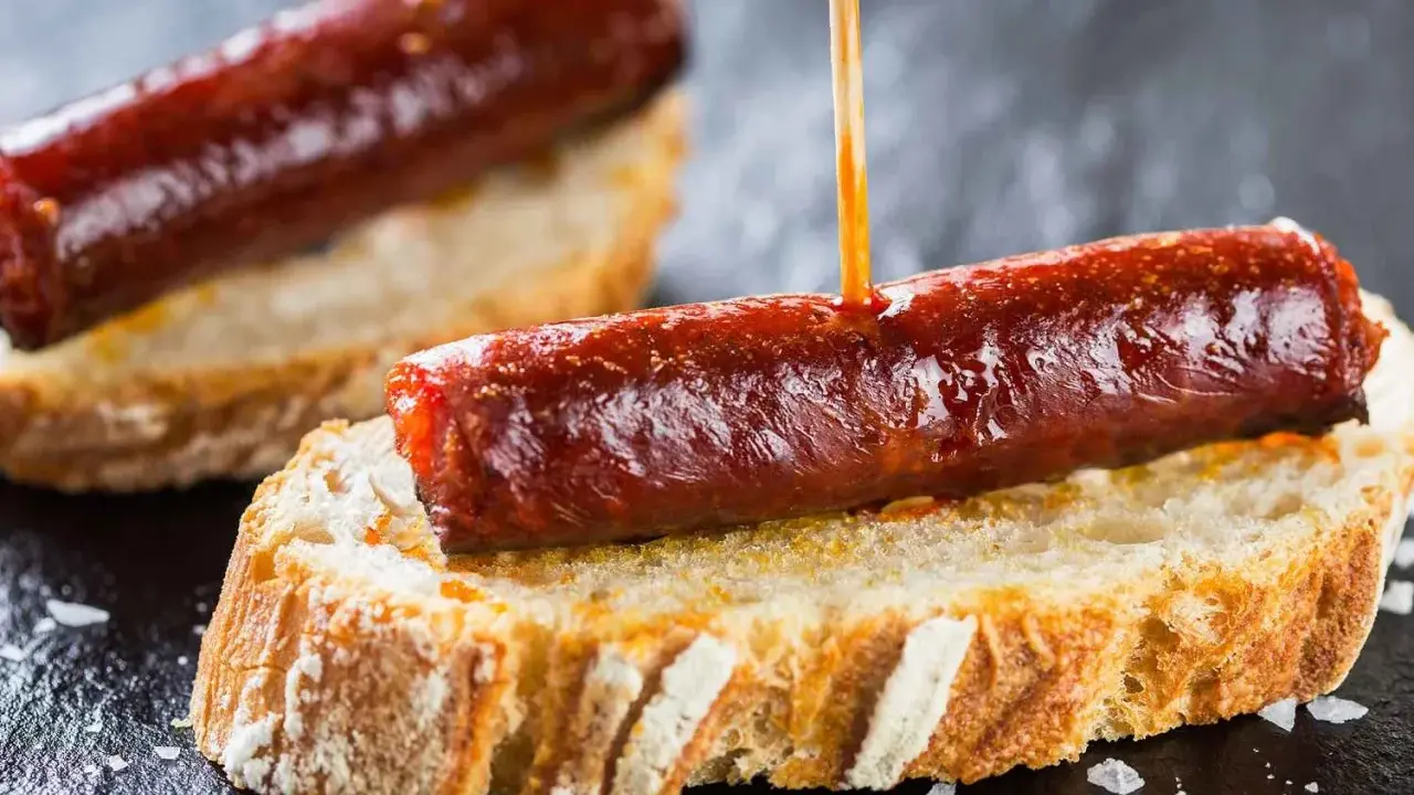 Pinchos de chorizo, un clásico de la comida típica de Navarra, servidos sobre pan rústico.