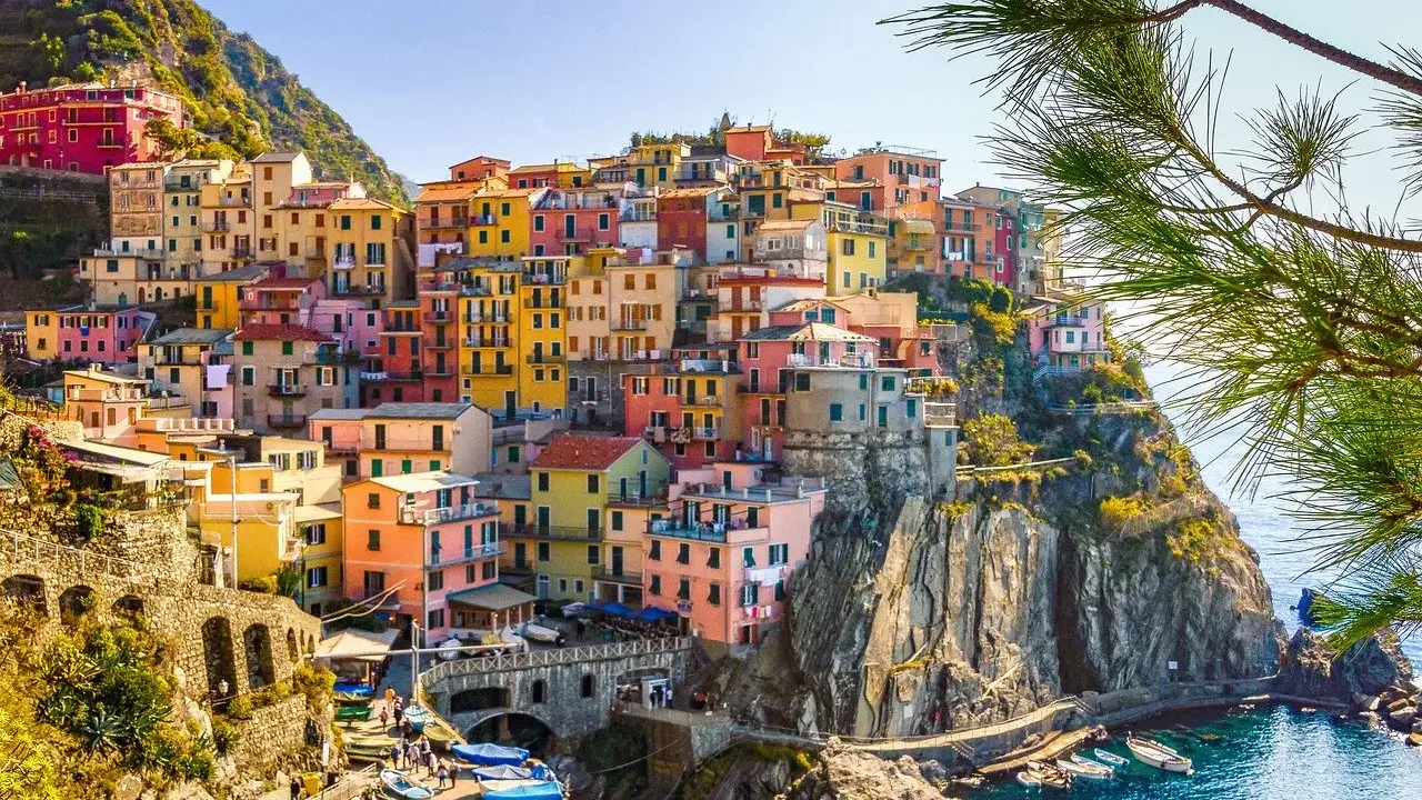 Manarola, Liguria: un'idea perfetta per dove andare in vacanza a settembre in Italia, con case colorate a picco sul mare.