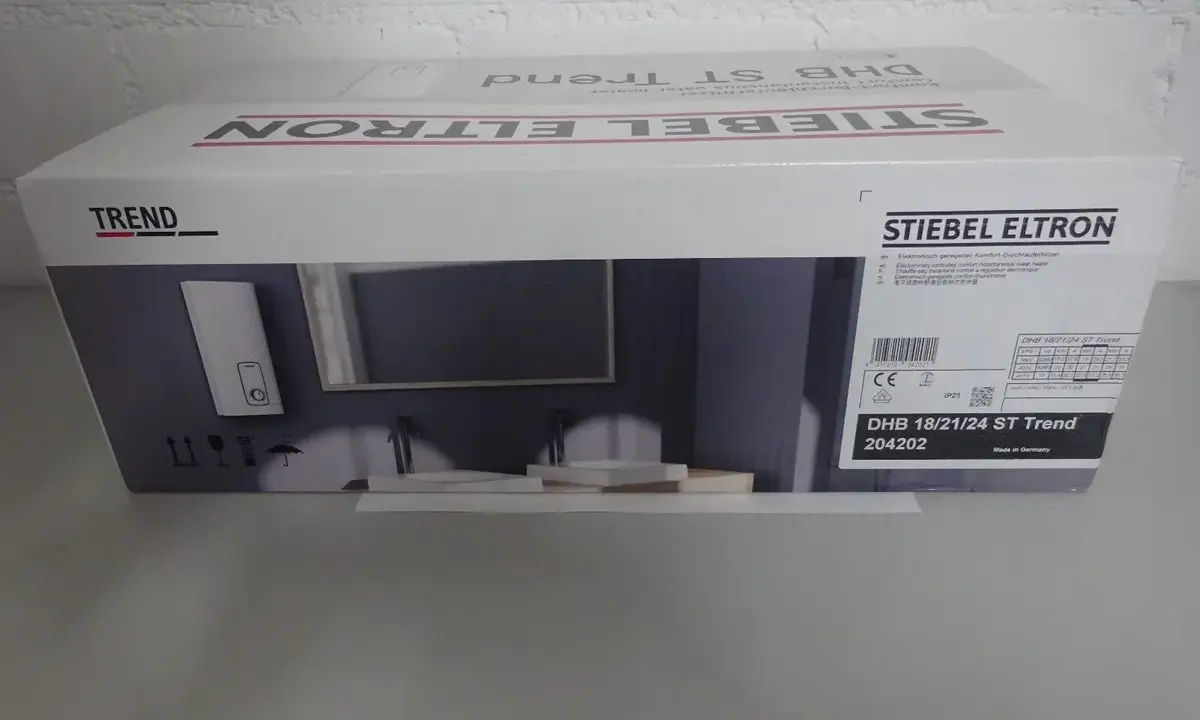 Verpackung eines STIEBEL ELTRON DHB 18/21/24 ST Trend Durchlauferhitzers. Das Gerät ist für Komfort und Effizienz ausgelegt.