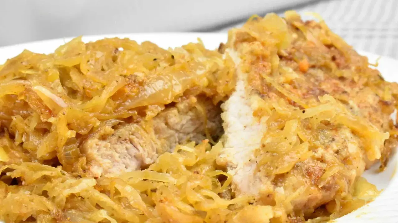 Schab w kapuście kiszonej, danie Ani Gotuje, wygląda apetycznie. Mięso jest soczyste, a kapusta lekko zrumieniona.