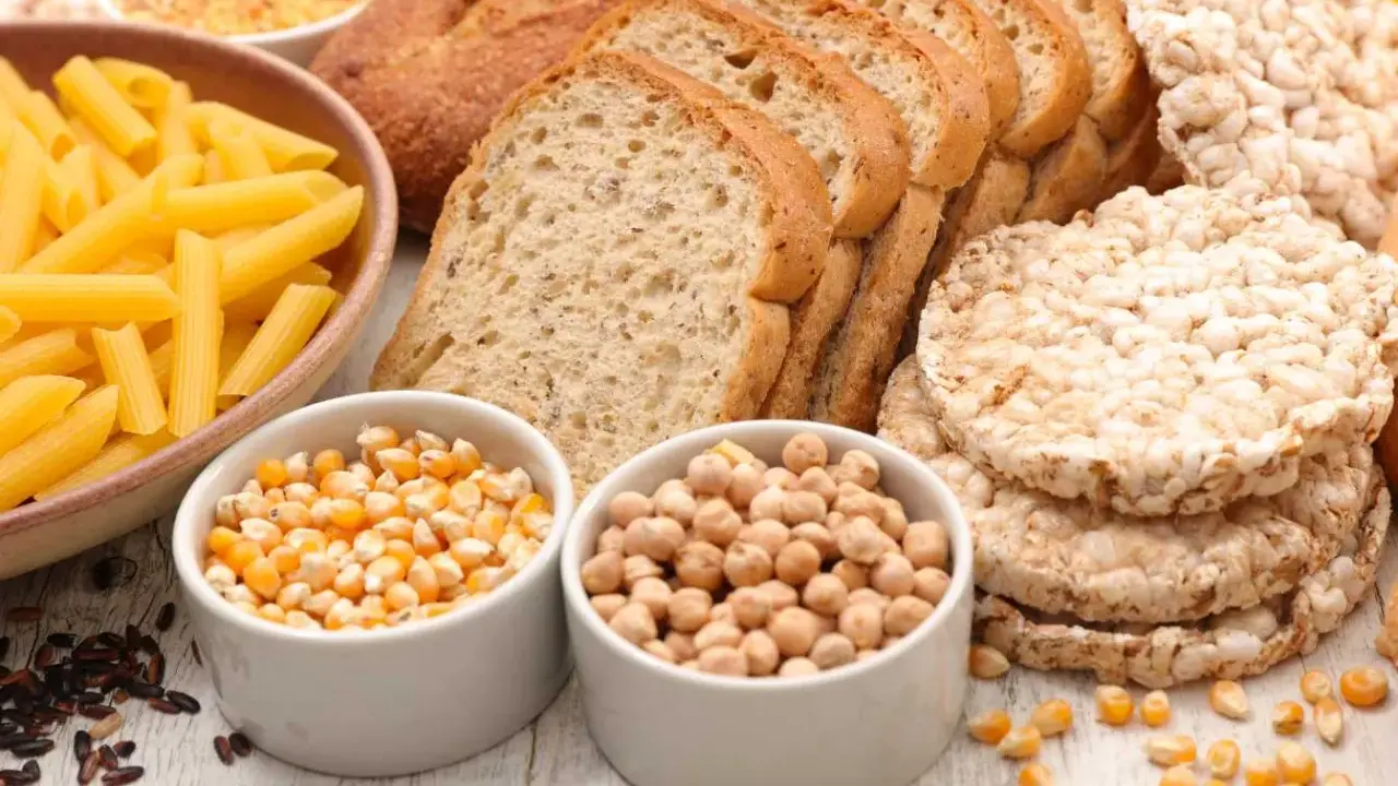Pain de seigle, pâtes, maïs, pois chiches et galettes de riz. Une variété d'aliments, certains contenant du gluten, d'autres non.