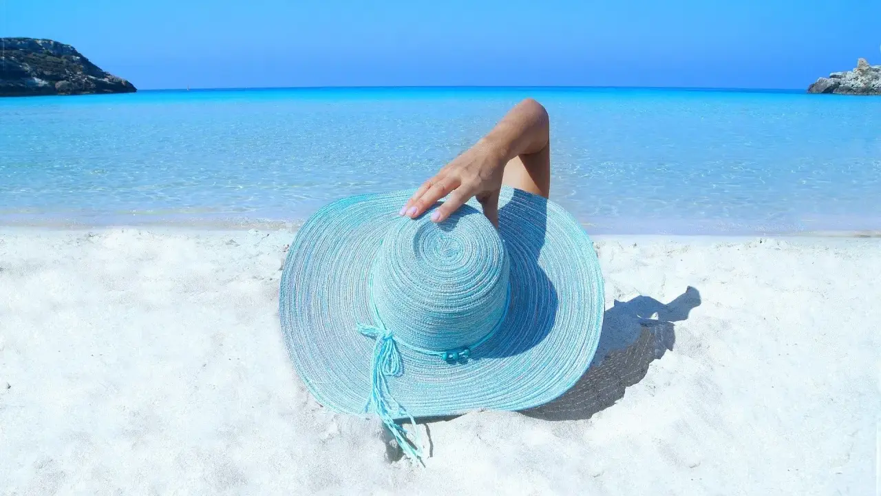 Idealne wakacje w październiku gdzie najlepiej? Na rajskiej plaży z turkusową wodą i białym piaskiem, pod błękitnym niebem.