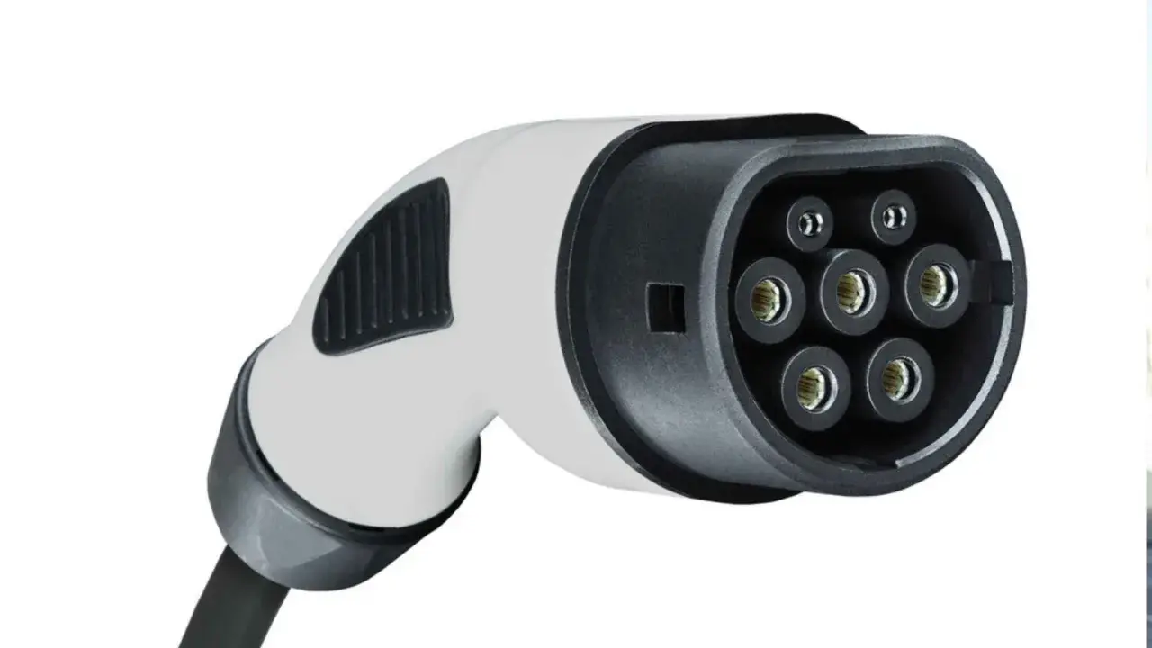 Conector de carga para vehículo eléctrico, mostrando varios tipos de conectores de carga.