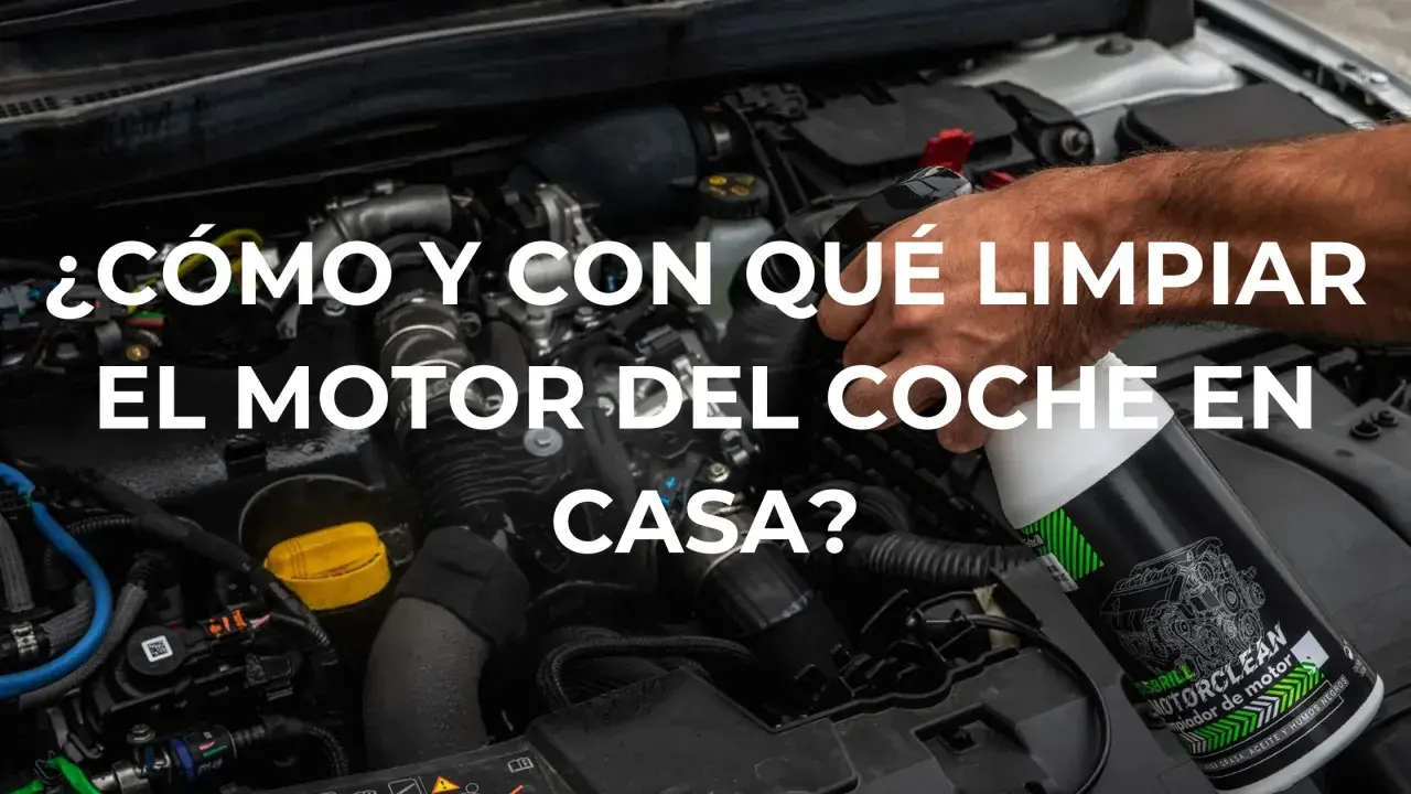 Mano rociando limpiador en el motor de un coche. Aprende cómo lavar el motor del coche en casa.