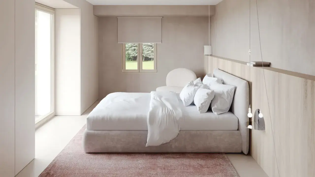 Chambre épurée avec lit blanc, tapis rose poudré et bois clair. Une belle inspi déco chambre pour un cocon de douceur.