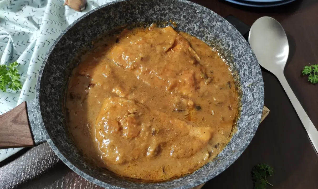 Pyszne bitki z indyka w sosie własnym, gotowe do podania. Aromatyczne danie, które zachwyci każdego.