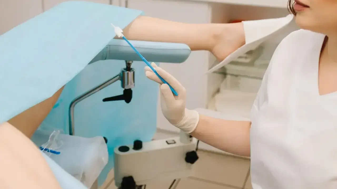 Badanie GBS w ciąży: jak się przygotować. Lekarz pobiera wymaz do badania.
