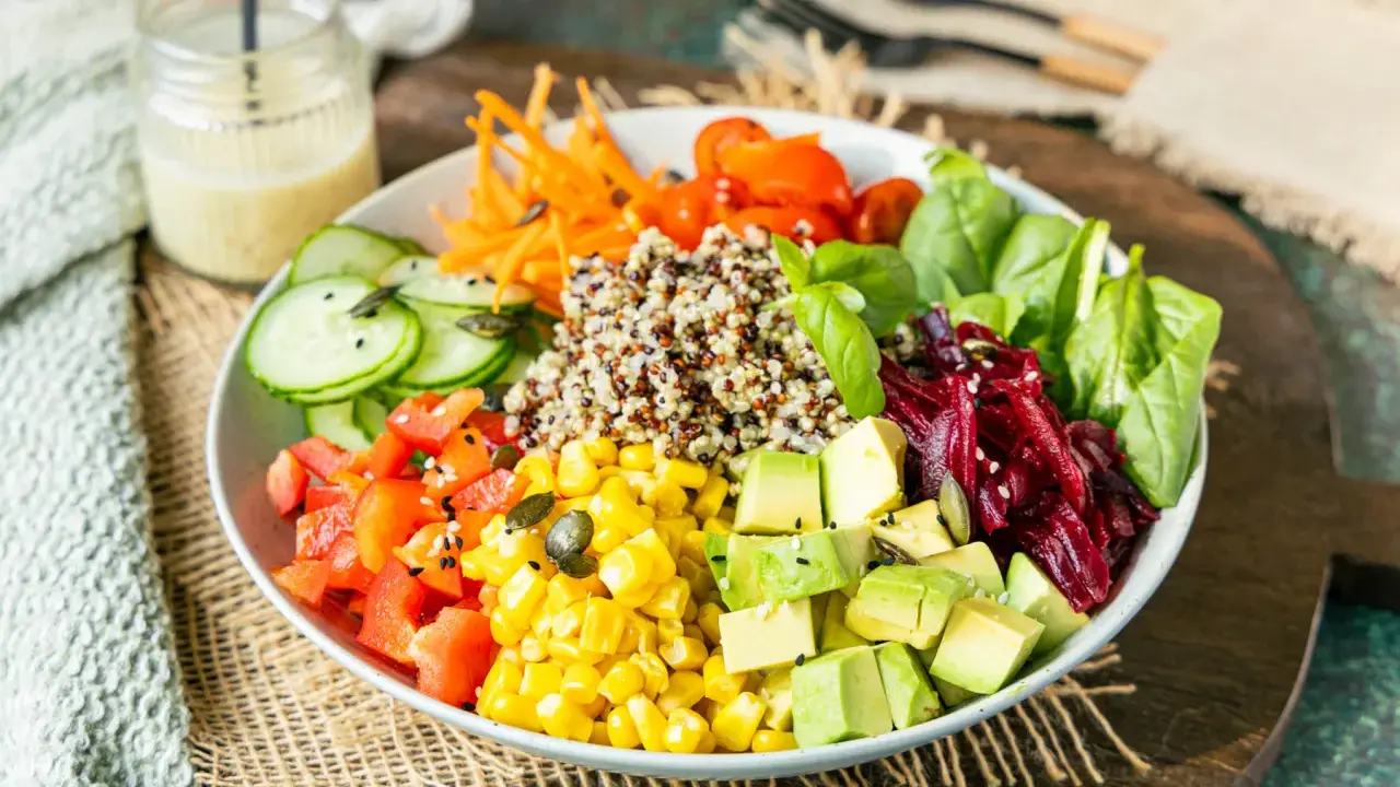 Bunter Quinoa-Salat mit Avocado, Mais, Roter Bete und Gemüse. Perfekt für einfache Salat Rezepte.