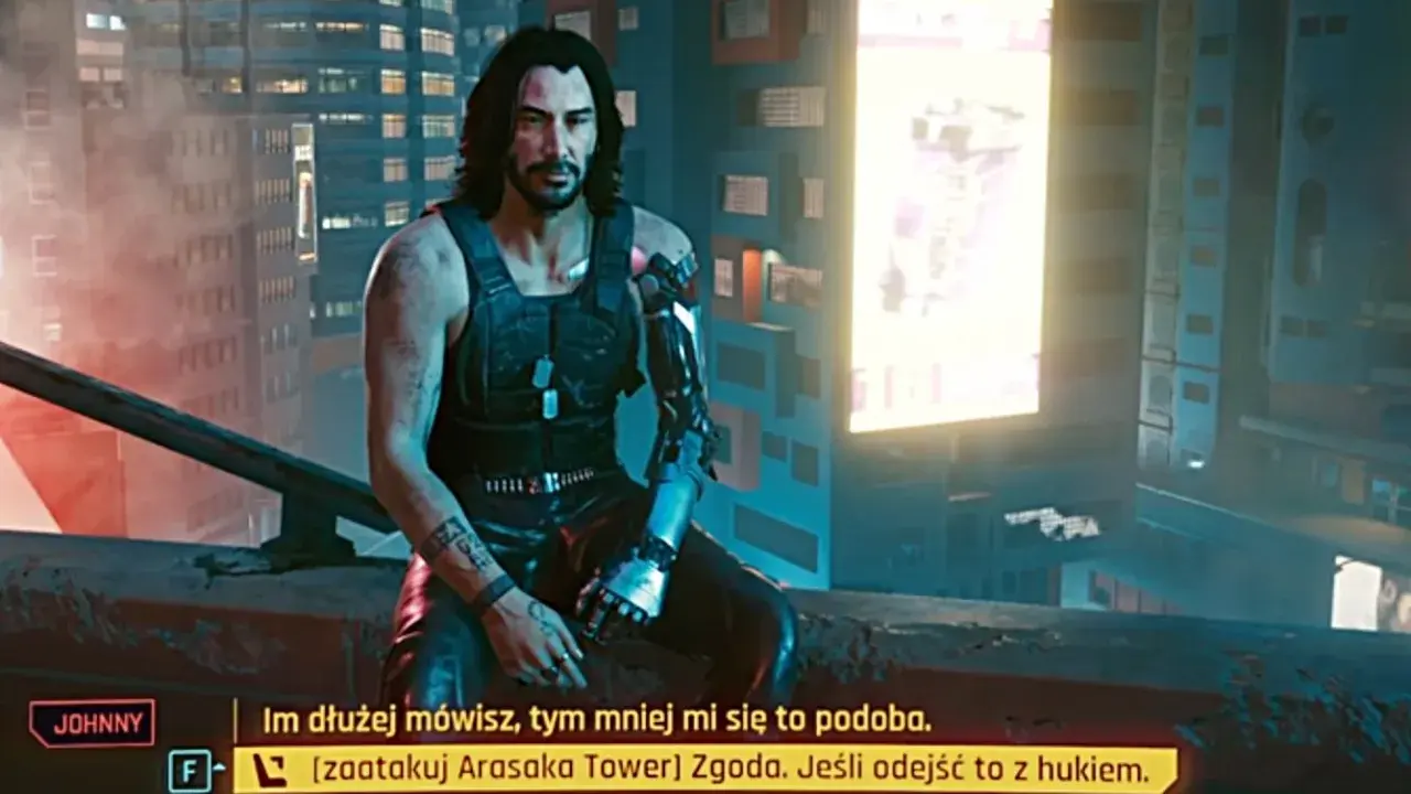 Johnny Silverhand na dachu, rozważający cyberpunk zakończenia. Miasto nocą, neonowe światła.