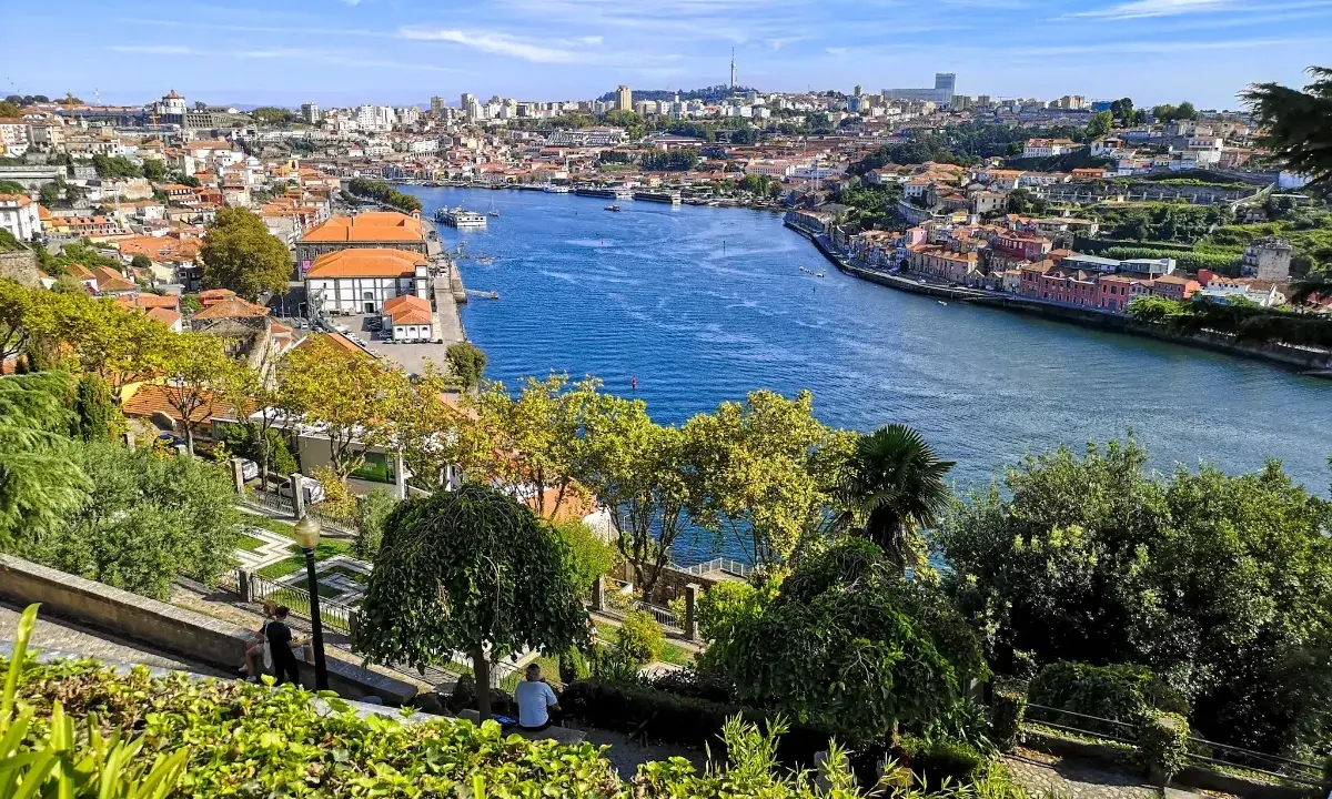 Widok na rzekę Duero i kolorowe dachy Porto. Idealne miejsce, by zobaczyć, co oferuje to miasto.