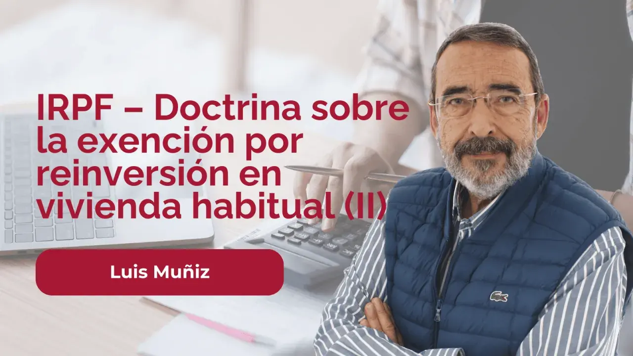 Hombre con gafas y chaleco azul, explicando la exención por reinversión en vivienda habitual. Un ejemplo práctico de IRPF.