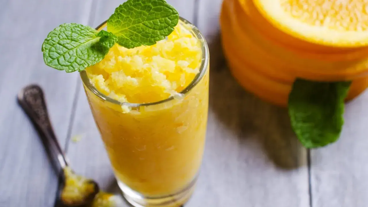 Orzeźwiająca pomarańczowa granita, idealna na upalne dni. Ten prosty granita przepis to gwarancja smaku.