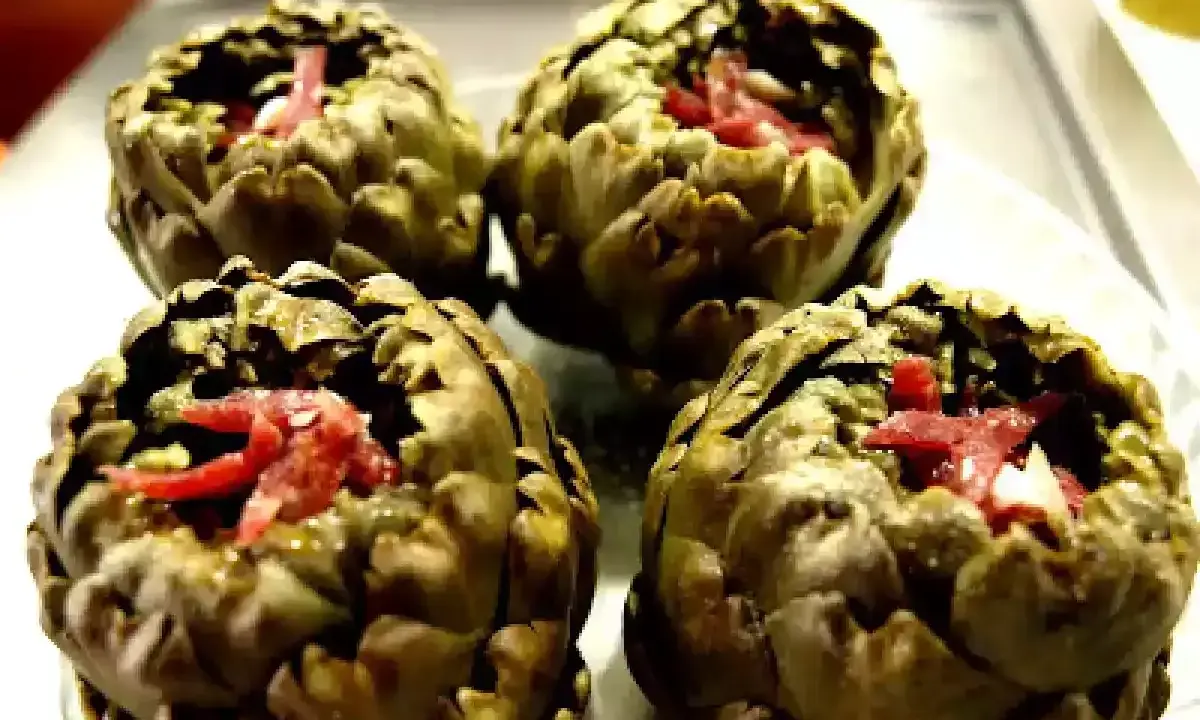 Cuatro alcachofas rellenas de jamón, listas para disfrutar.
