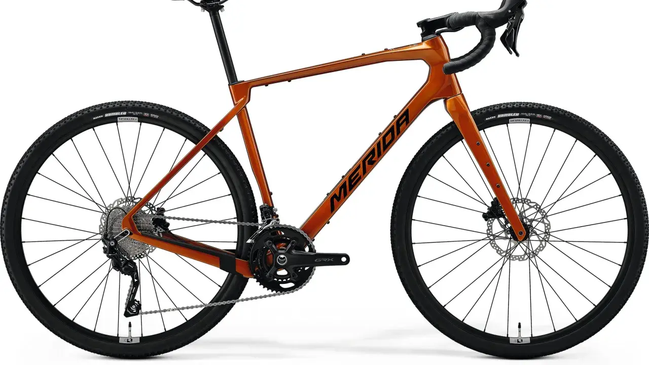 Pomarańczowy rower gravelowy Merida Silex 4000 z napędem Shimano GRX i oponami Maxxis Rambler.